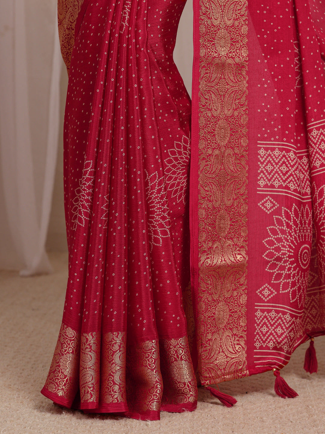 Red Bandhani Printed Silk Blend Saree With Unstitched Blouse Piece