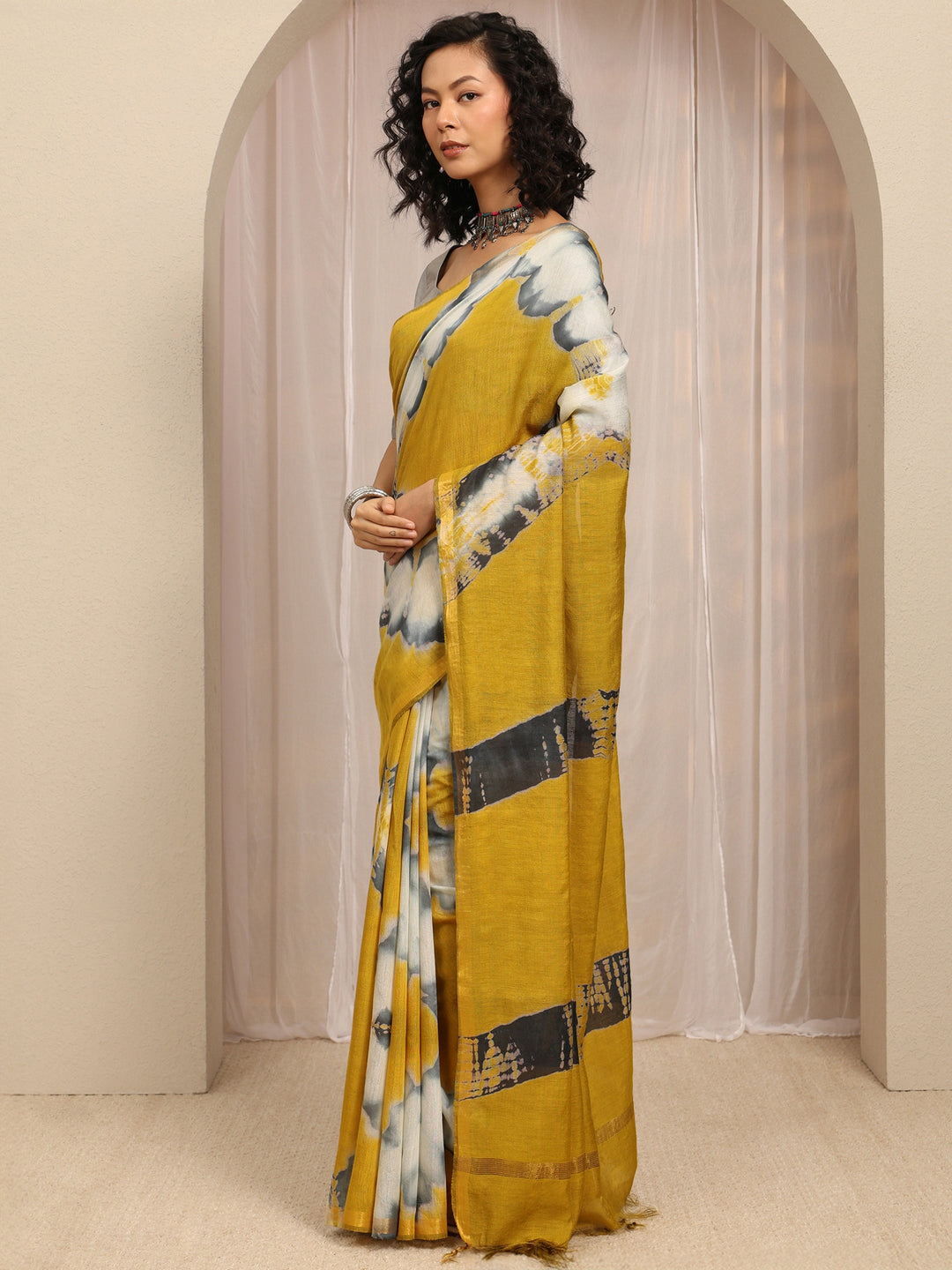 Mustard Geometric Printed Cotton Blend Saree With Unstitched Blouse Piece