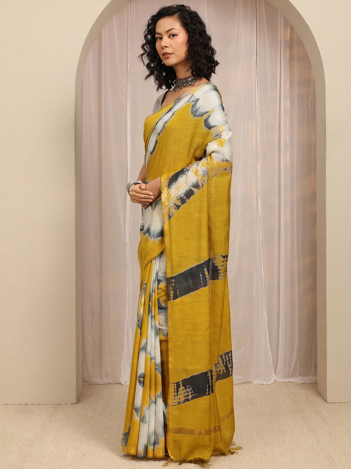 Mustard Geometric Printed Cotton Blend Saree With Unstitched Blouse Piece