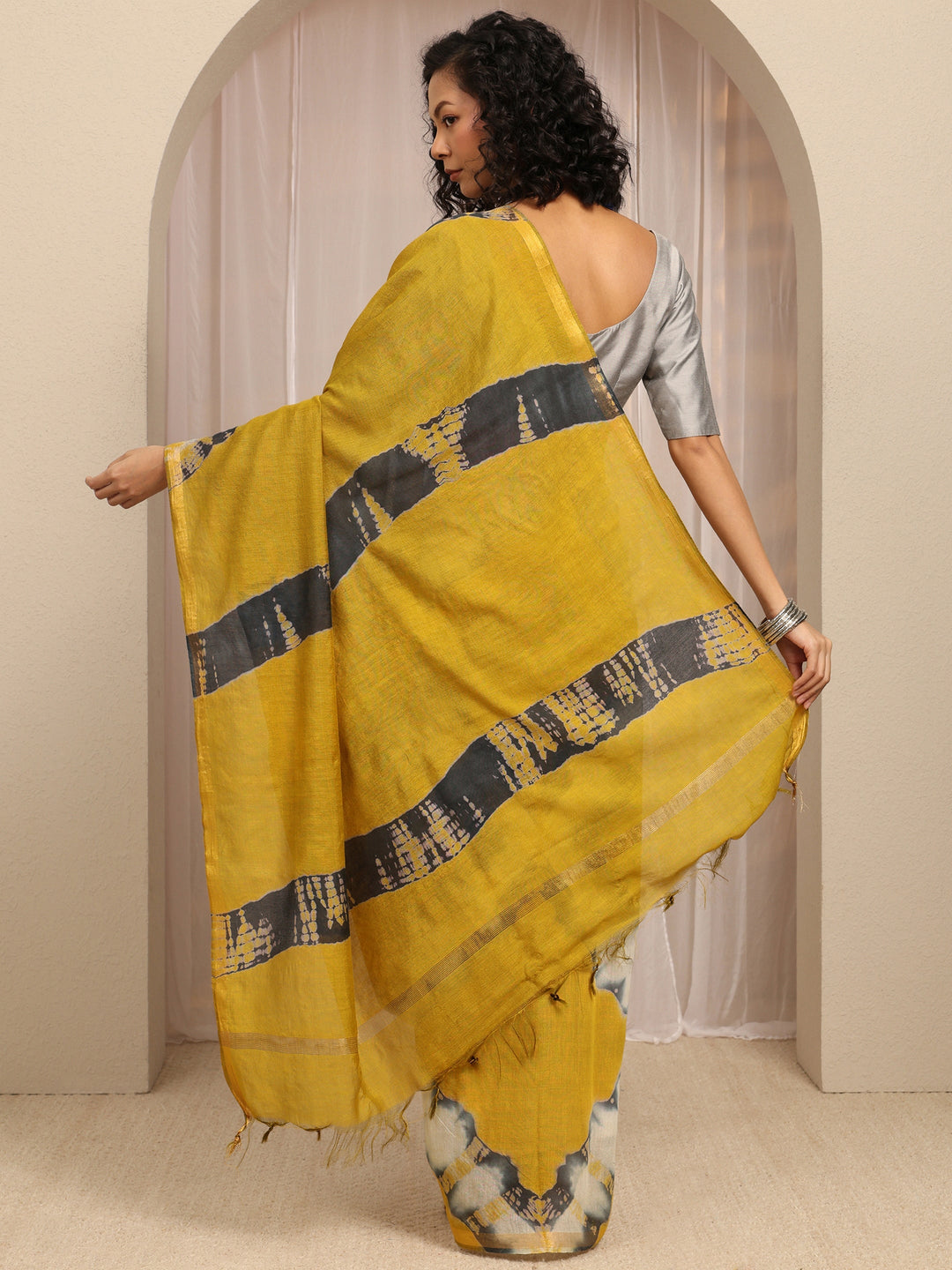 Mustard Geometric Printed Cotton Blend Saree With Unstitched Blouse Piece