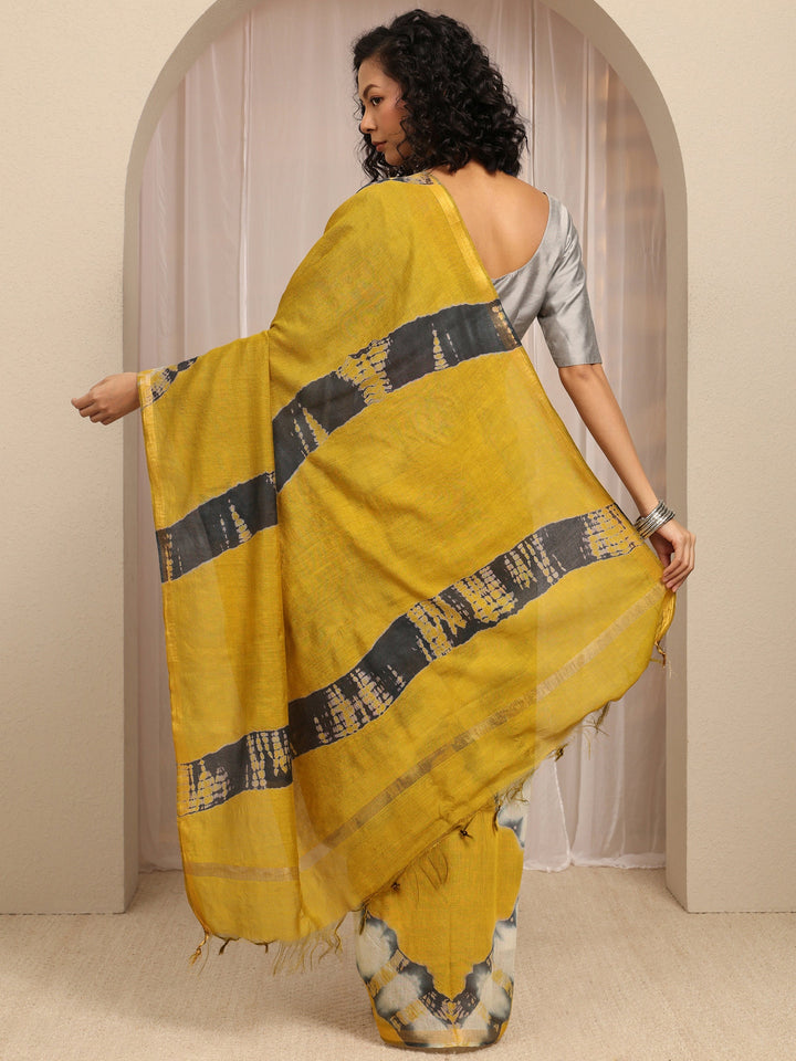 Mustard Geometric Printed Cotton Blend Saree With Unstitched Blouse Piece