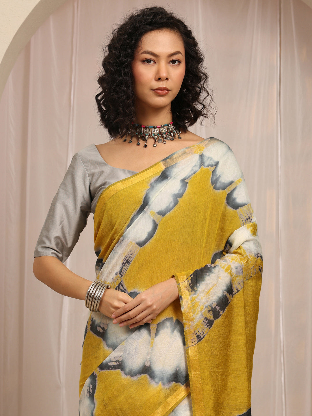 Mustard Geometric Printed Cotton Blend Saree With Unstitched Blouse Piece