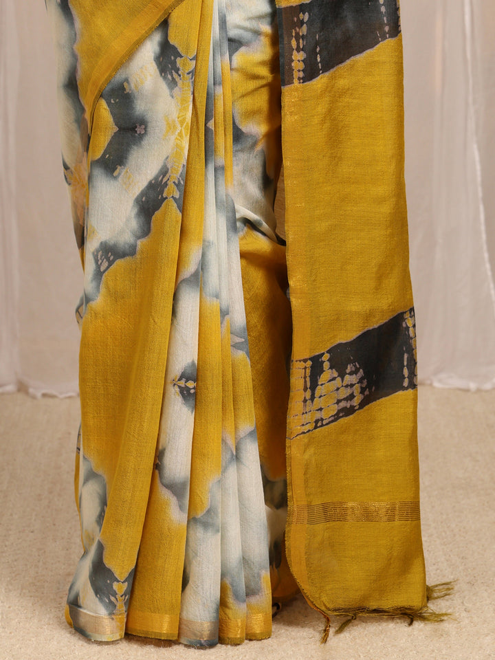 Mustard Geometric Printed Cotton Blend Saree With Unstitched Blouse Piece