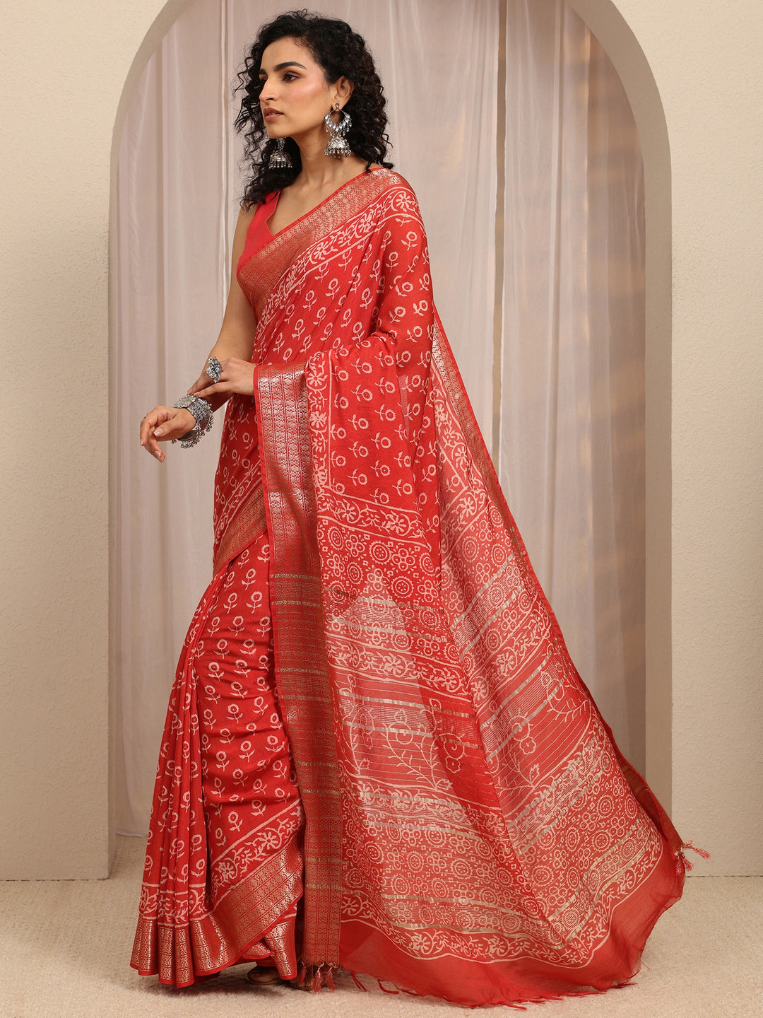 Red Floral Printed Cotton Blend Saree With Unstitched Blouse Piece