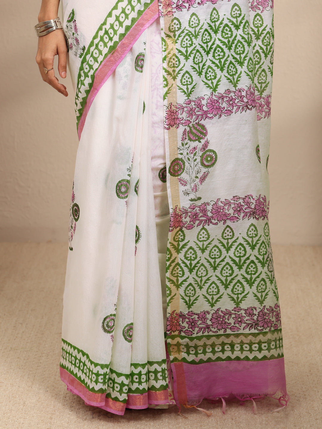 White Floral Printed Cotton Blend Saree With Unstitched Blouse Piece