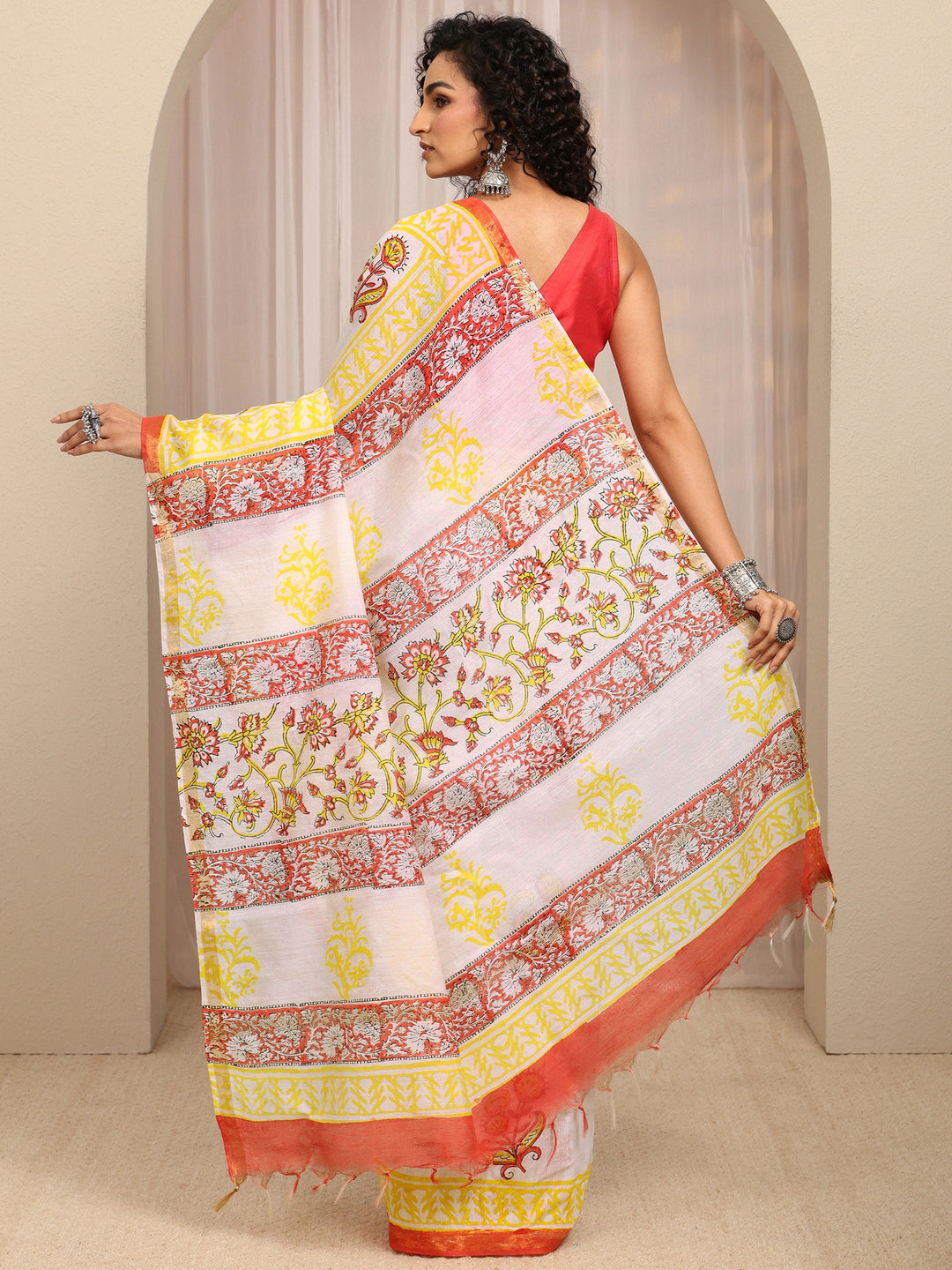 White Floral Printed Cotton Blend Saree With Unstitched Blouse Piece