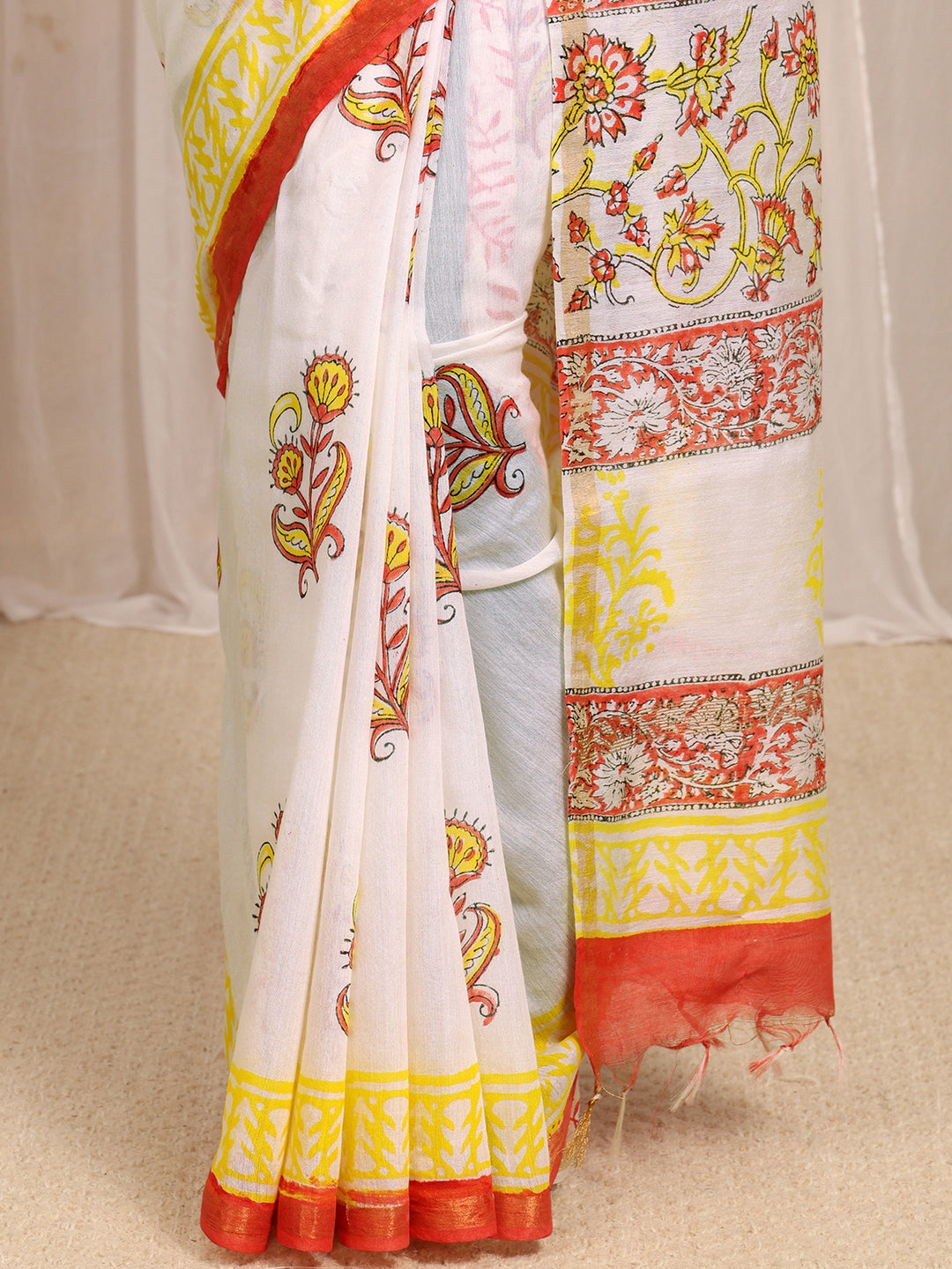White Floral Printed Cotton Blend Saree With Unstitched Blouse Piece