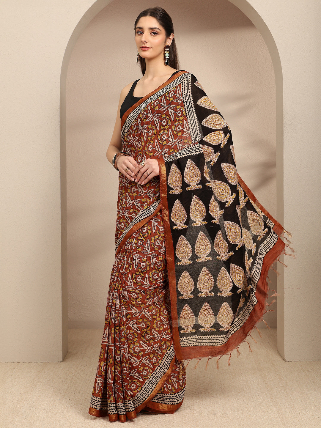 Red Ethnic Motifs Printed Cotton Blend Saree With Unstitched Blouse Piece