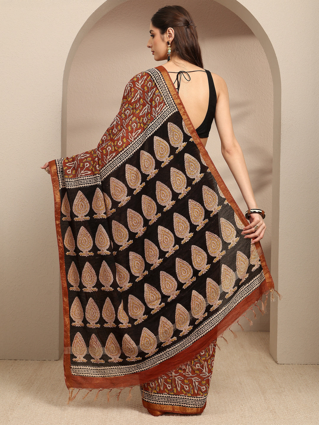 Red Ethnic Motifs Printed Cotton Blend Saree With Unstitched Blouse Piece