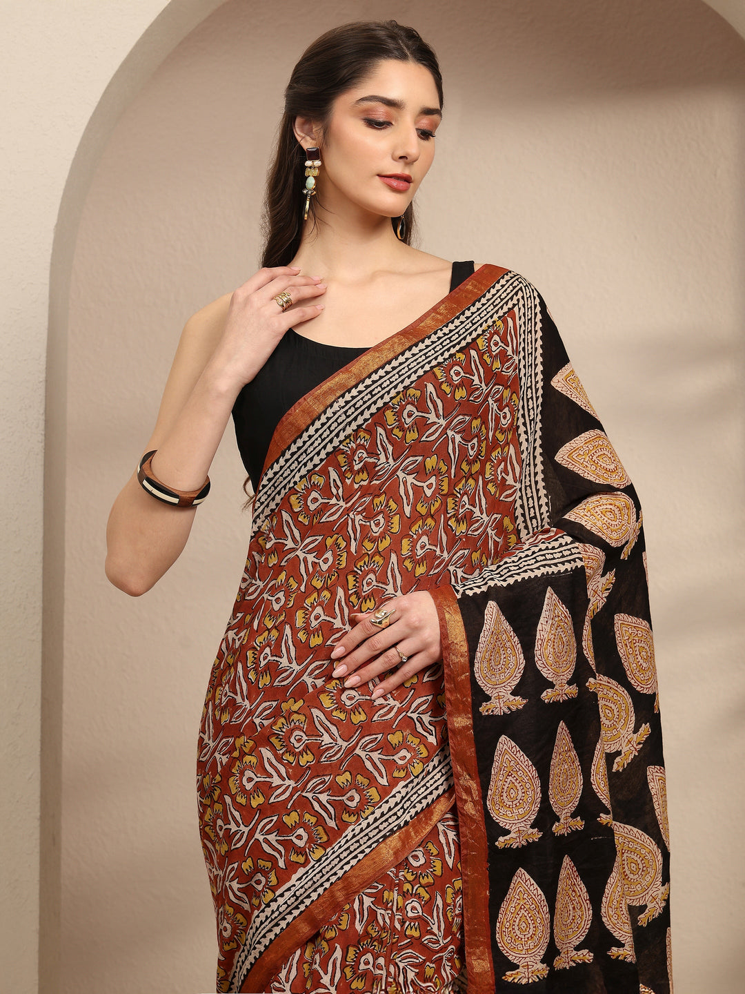Red Ethnic Motifs Printed Cotton Blend Saree With Unstitched Blouse Piece