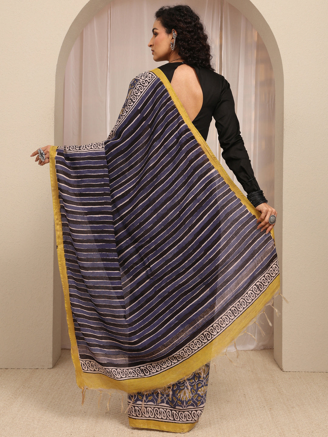 Blue Floral Printed Cotton Blend Saree With Unstitched Blouse Piece