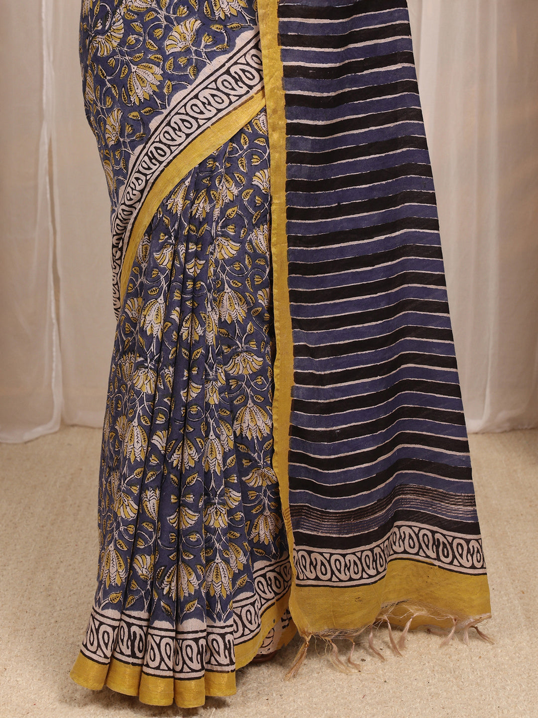 Blue Floral Printed Cotton Blend Saree With Unstitched Blouse Piece
