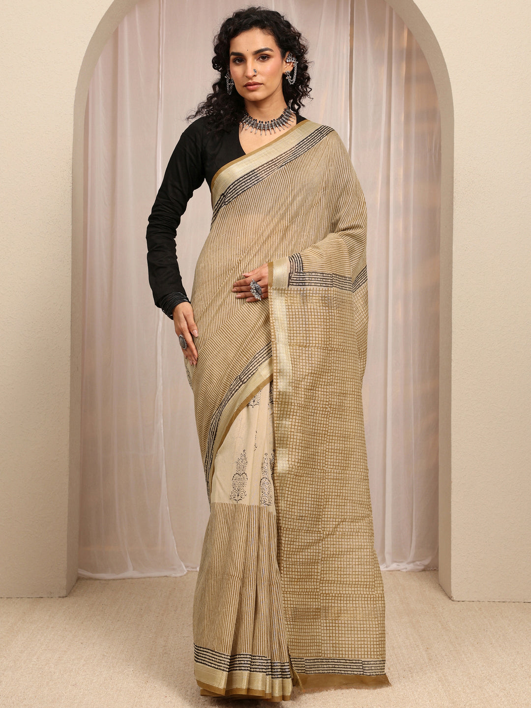 Brown Printed Cotton Blend Saree With Unstitched Blouse Piece