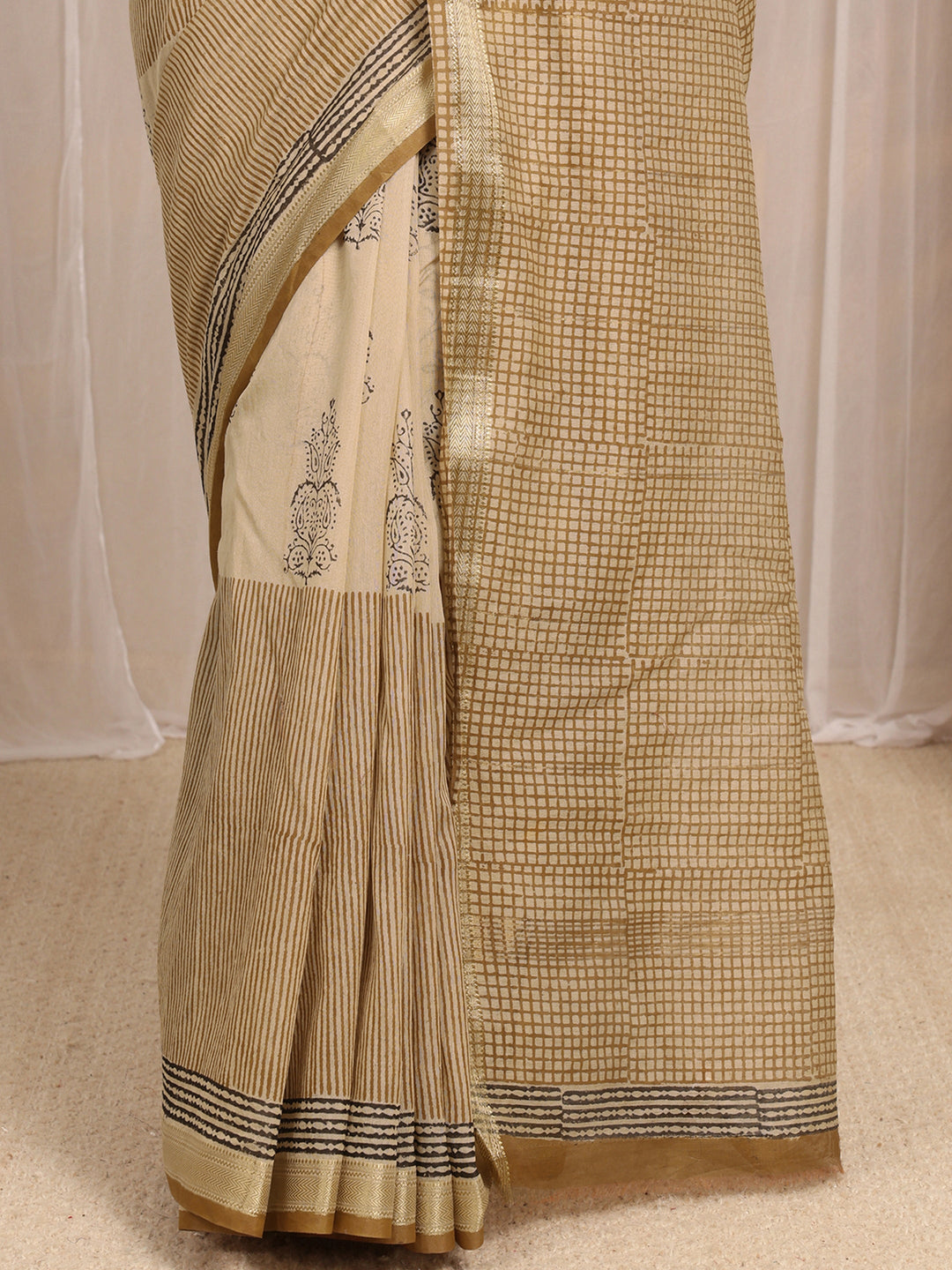 Brown Printed Cotton Blend Saree With Unstitched Blouse Piece