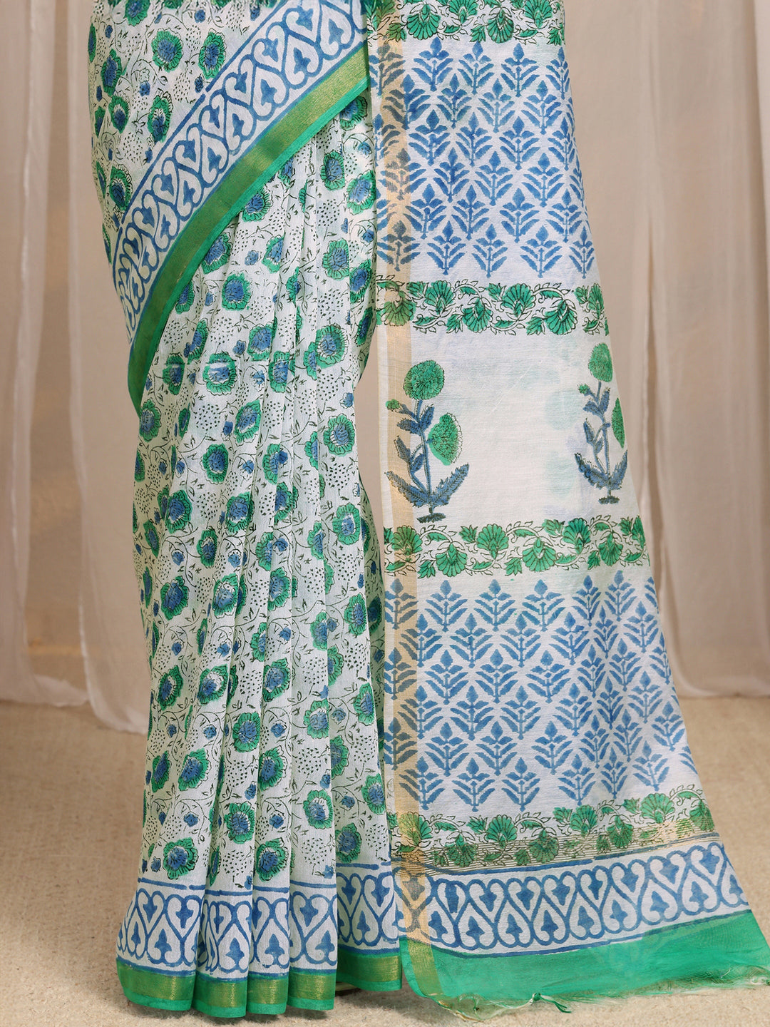 White Floral Printed Cotton Blend Saree With Unstitched Blouse Piece
