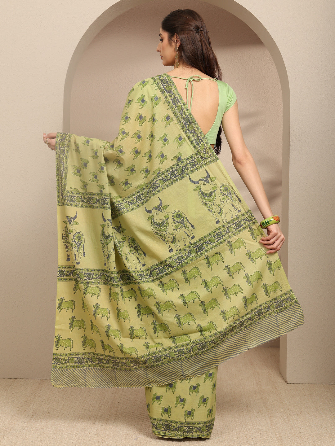 Green Ethnic Motifs Printed Cotton Blend Saree With Unstitched Blouse Piece