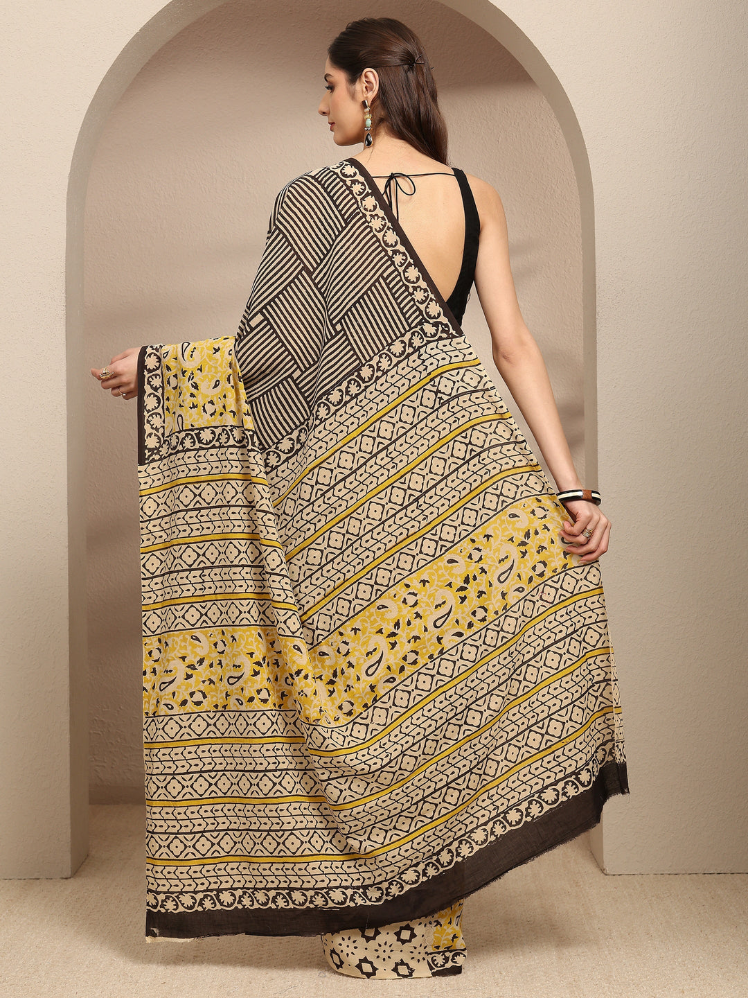 Black Geometric Printed Cotton Blend Saree With Unstitched Blouse Piece