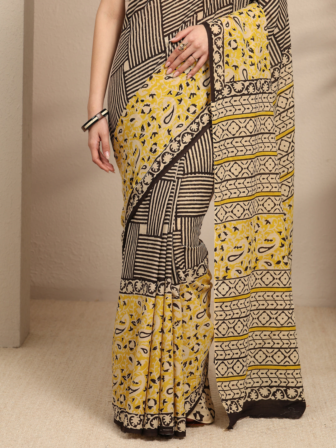 Black Geometric Printed Cotton Blend Saree With Unstitched Blouse Piece