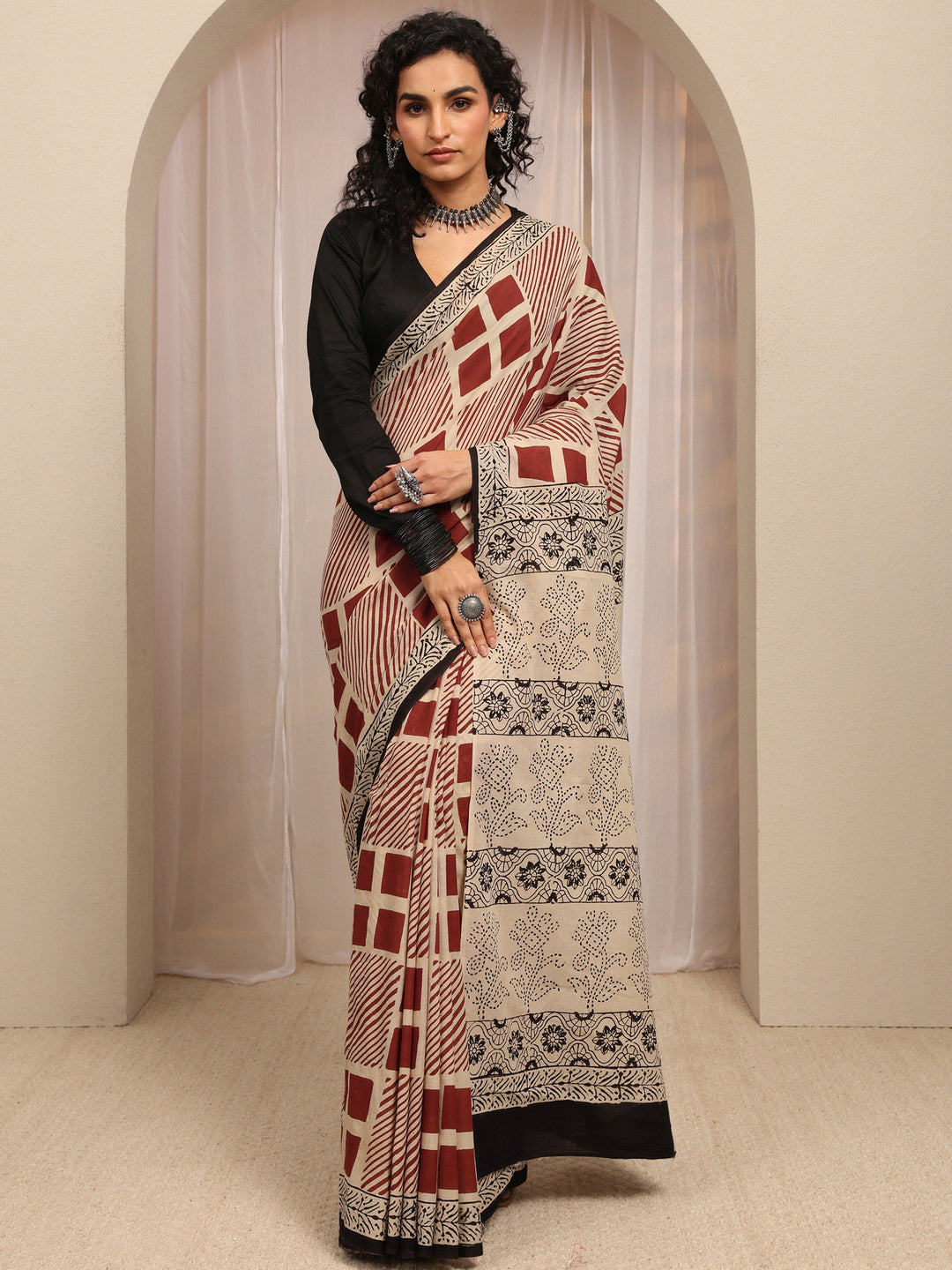 Beige Geometric Printed Cotton Blend Saree With Unstitched Blouse Piece