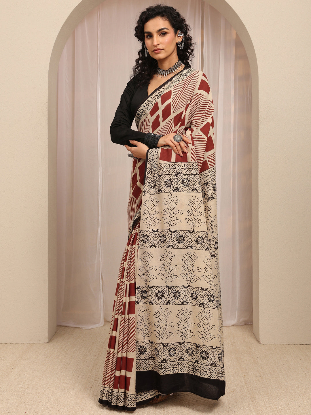 Beige Geometric Printed Cotton Blend Saree With Unstitched Blouse Piece