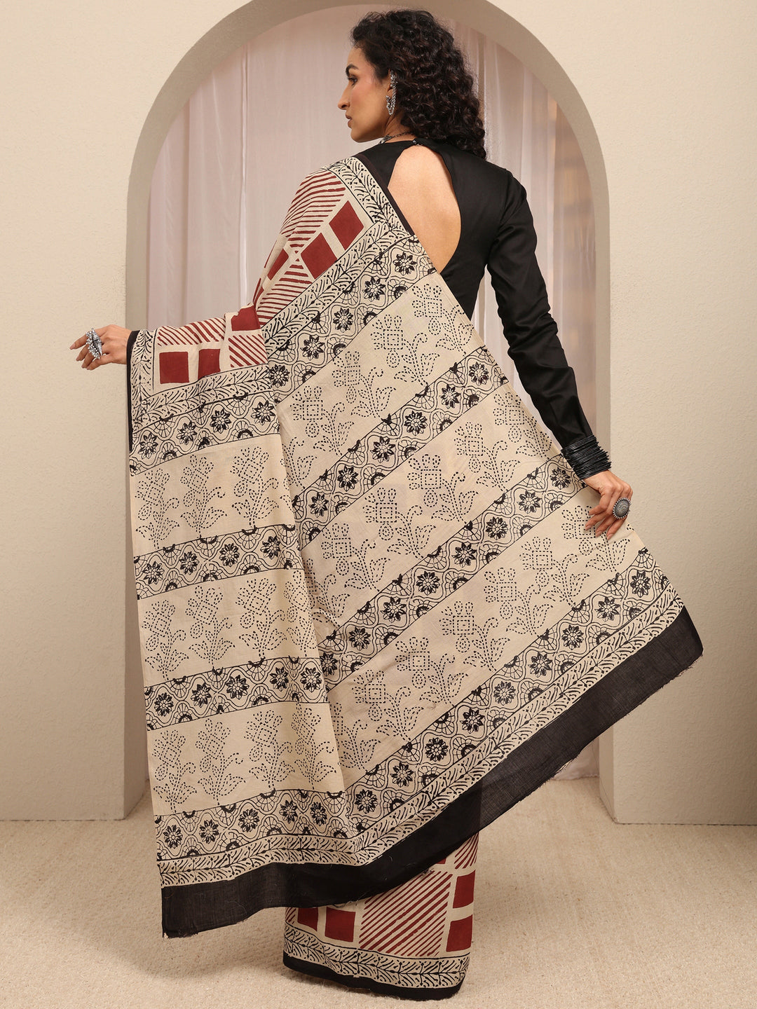 Beige Geometric Printed Cotton Blend Saree With Unstitched Blouse Piece