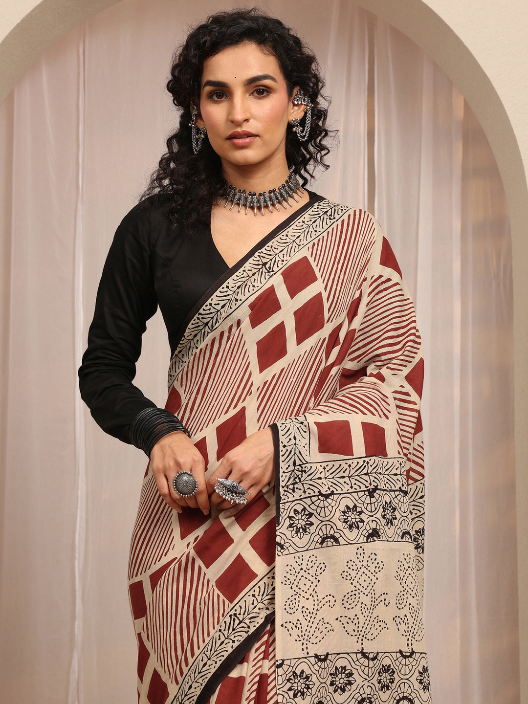 Beige Geometric Printed Cotton Blend Saree With Unstitched Blouse Piece