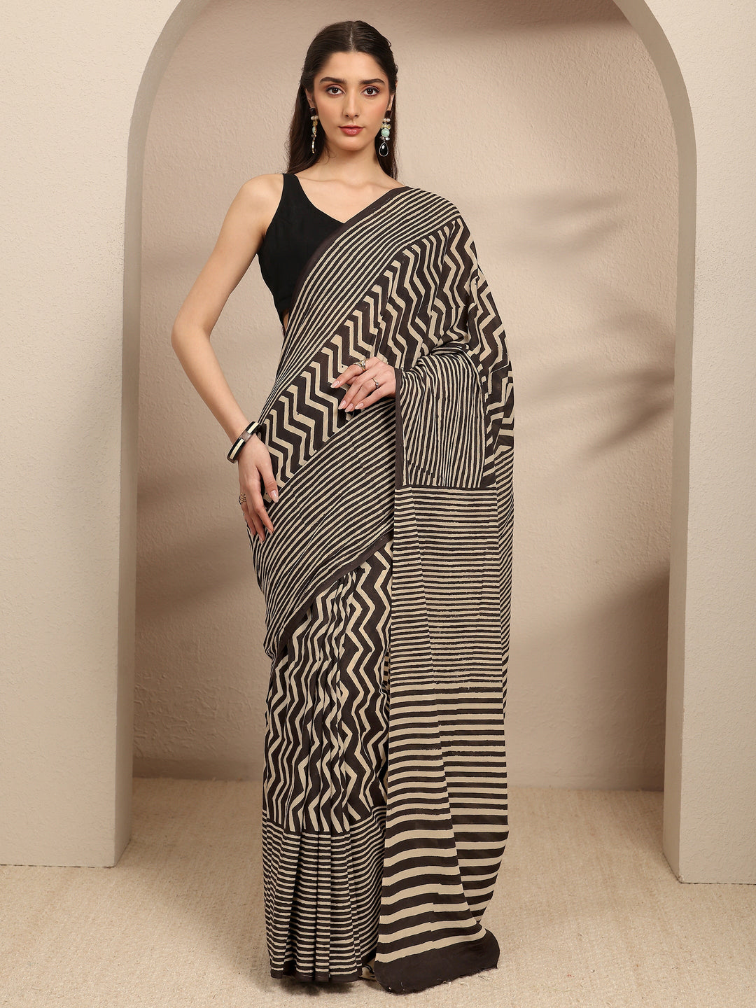 Black Leheriya Printed Cotton Blend Saree With Unstitched Blouse Piece