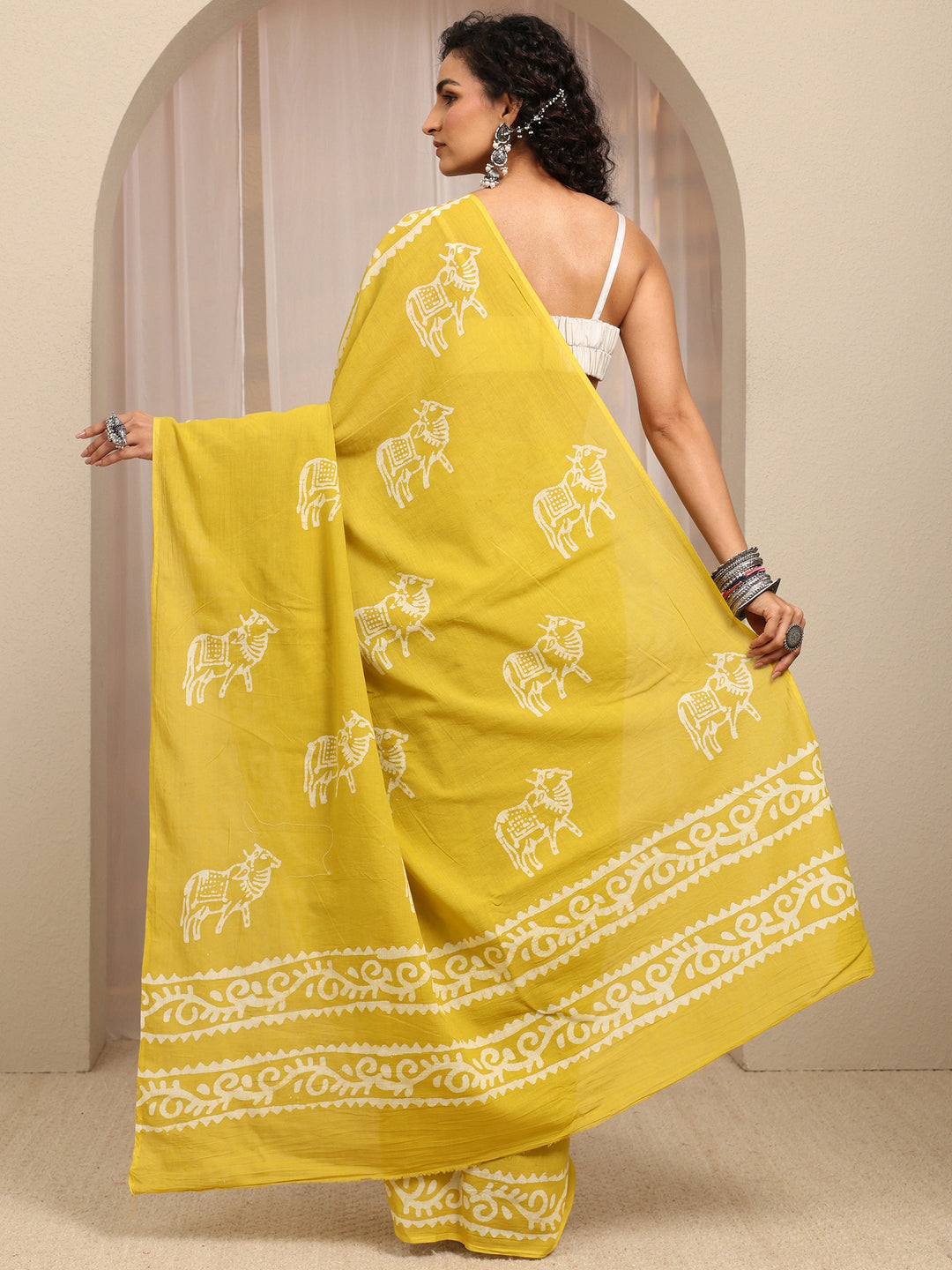 Mustard Printed Cotton Blend Saree With Unstitched Blouse Piece