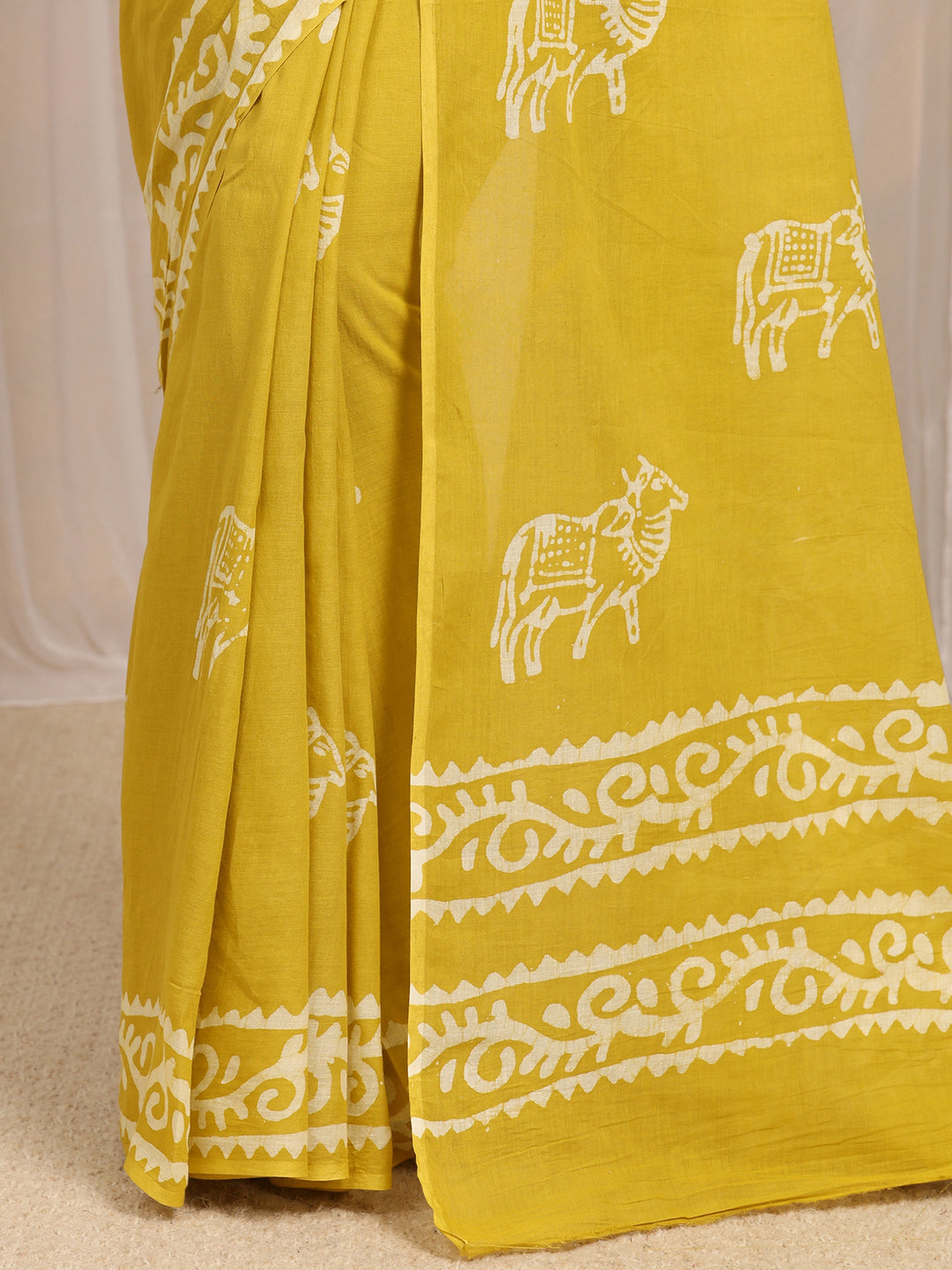 Mustard Printed Cotton Blend Saree With Unstitched Blouse Piece