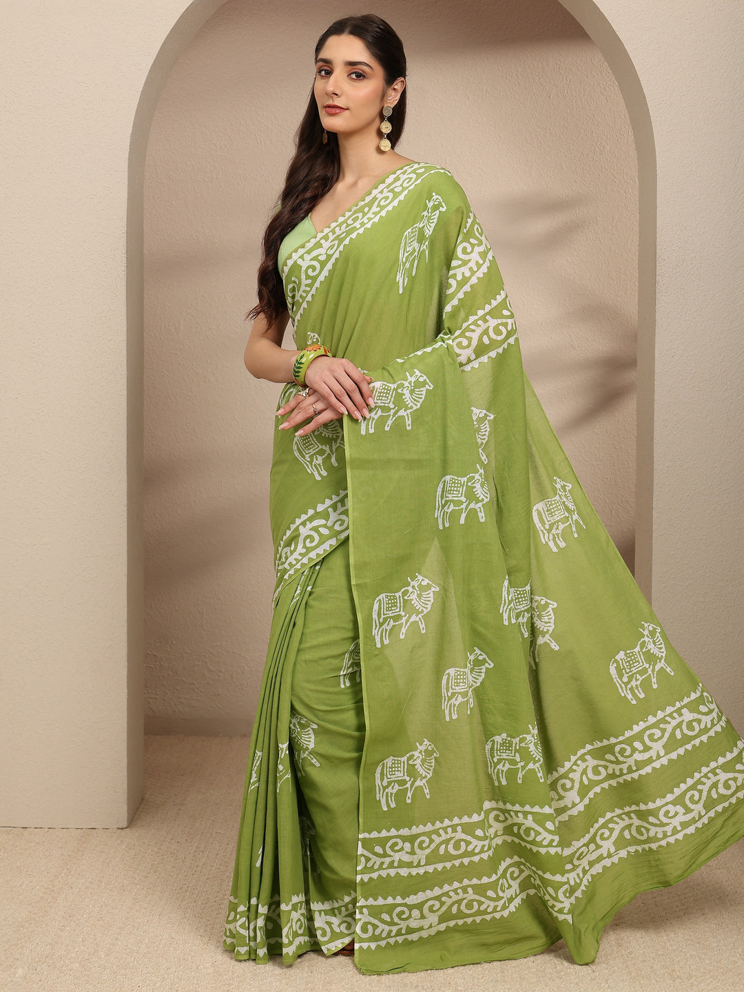 Green Ethnic Motifs Printed Cotton Blend Saree With Unstitched Blouse Piece