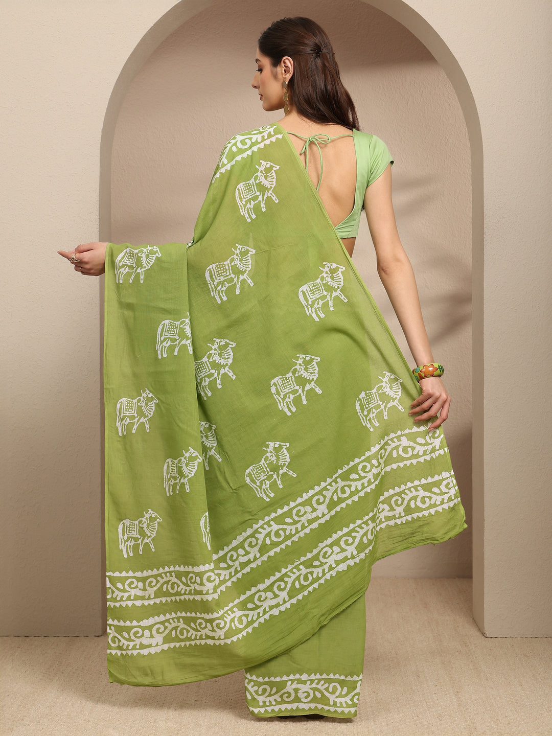 Green Ethnic Motifs Printed Cotton Blend Saree With Unstitched Blouse Piece