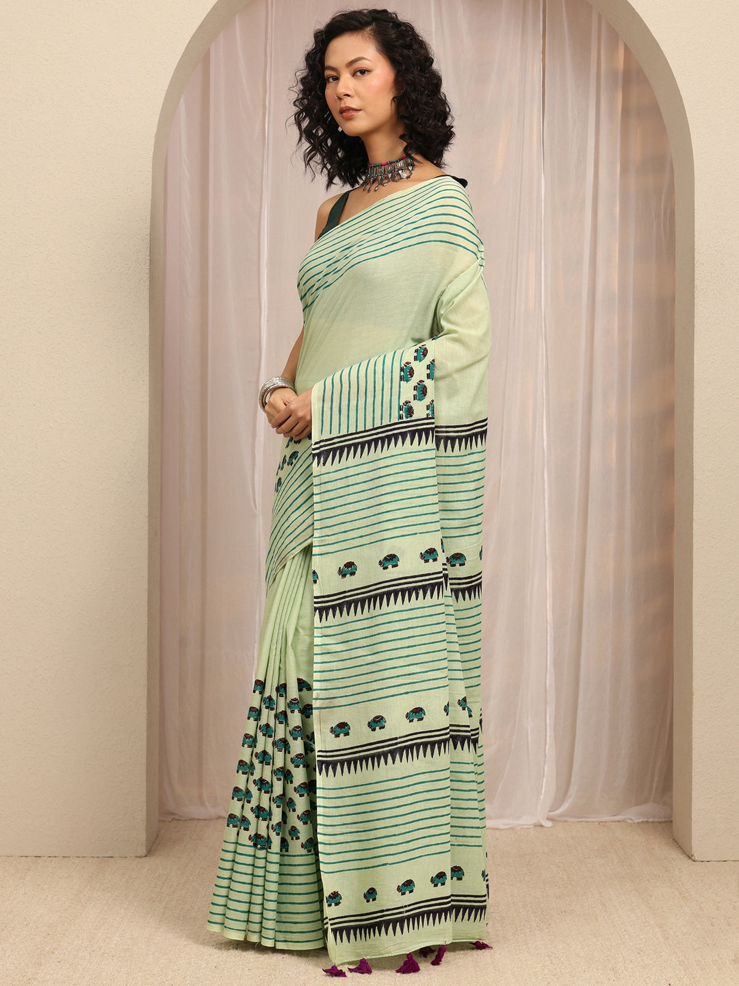 Green Tribal Printed Cotton Blend Saree With Unstitched Blouse Piece