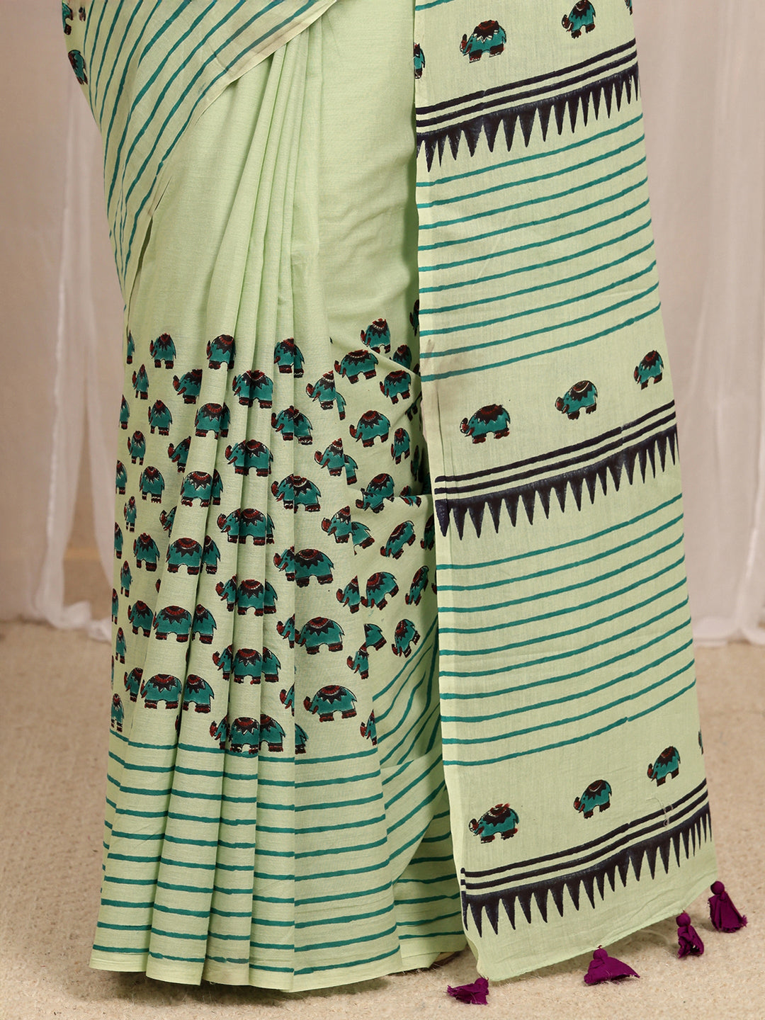 Green Tribal Printed Cotton Blend Saree With Unstitched Blouse Piece