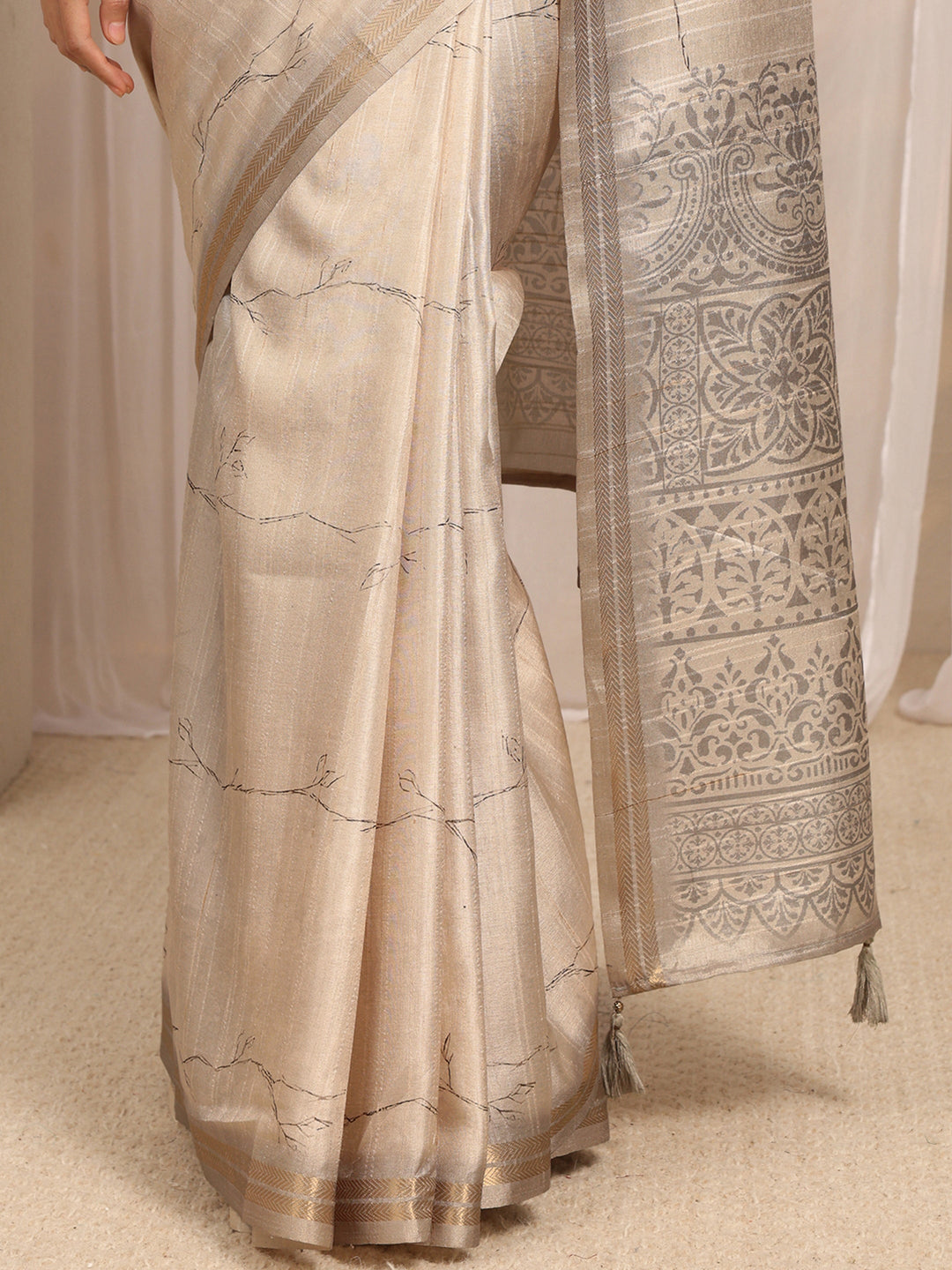 Off White Floral Printed Silk Blend Saree With Unstitched Blouse Piece