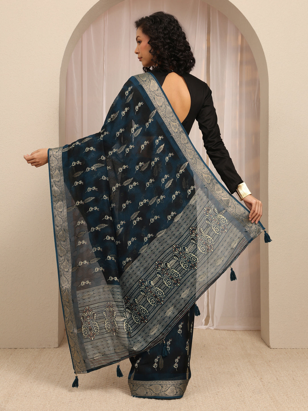 Navy Blue Floral Printed Silk Blend Saree With Unstitched Blouse Piece