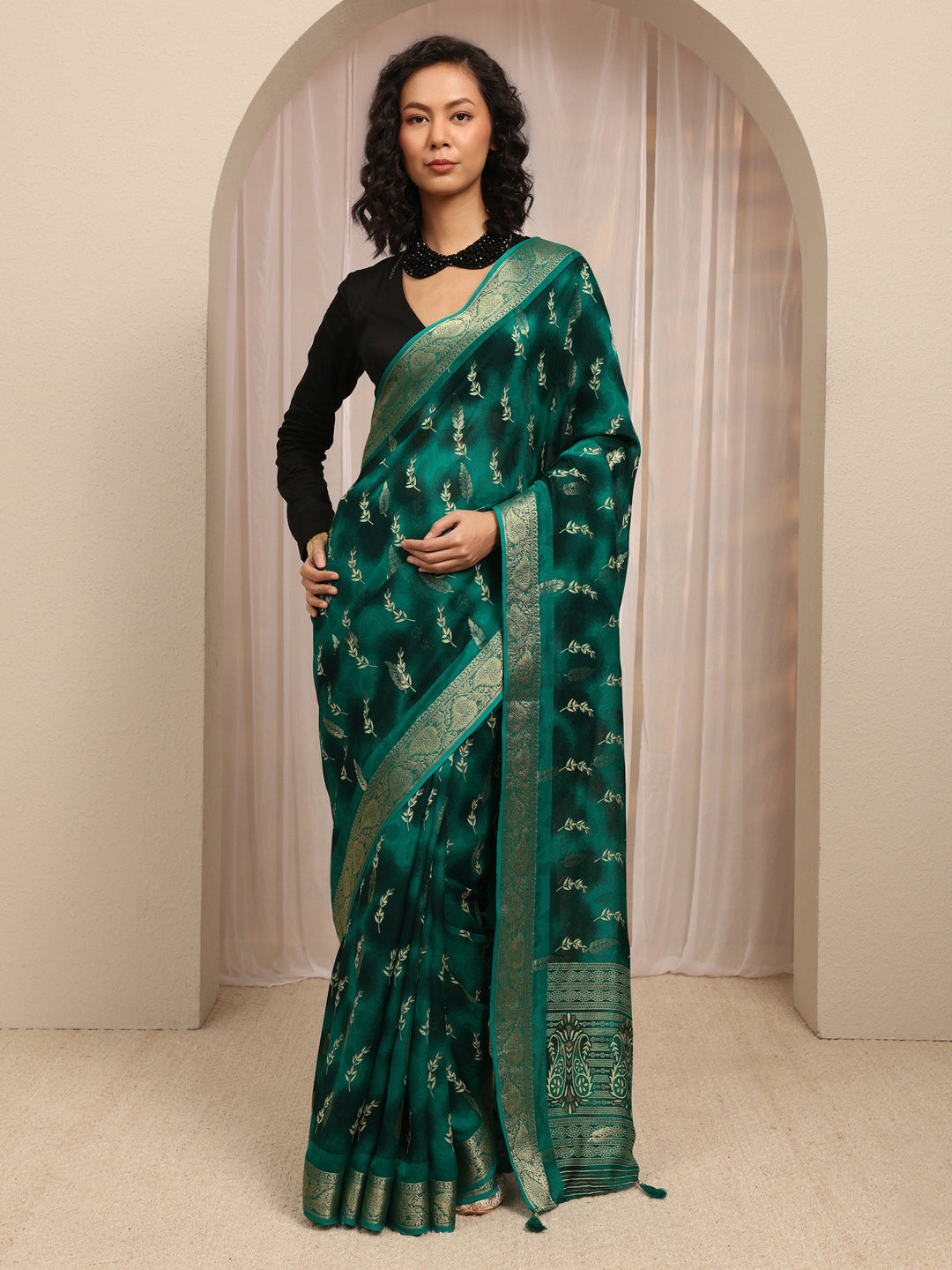 Green Floral Printed Silk Blend Saree With Unstitched Blouse Piece