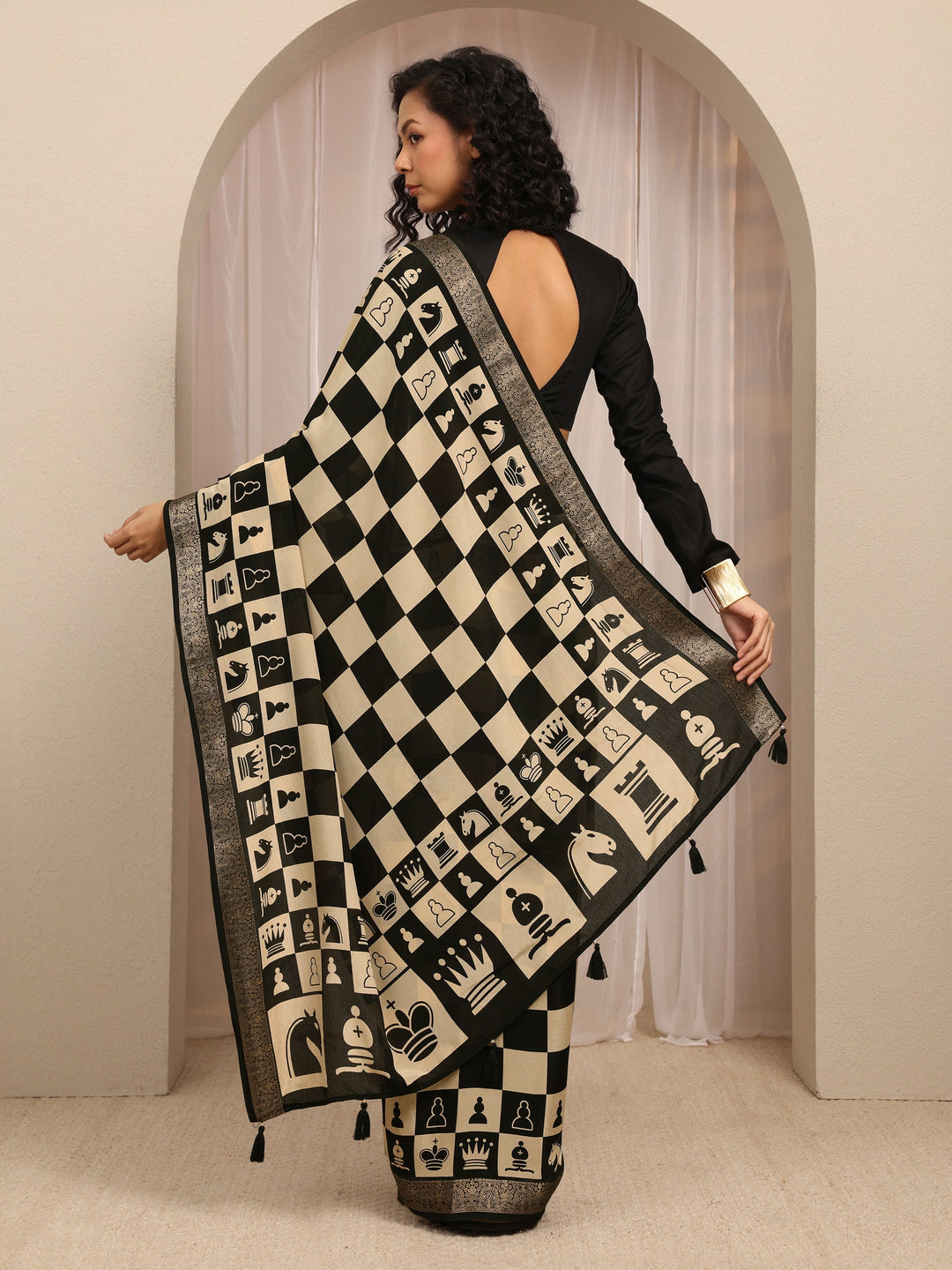 Black Geometric Printed Silk Blend Saree With Unstitched Blouse Piece