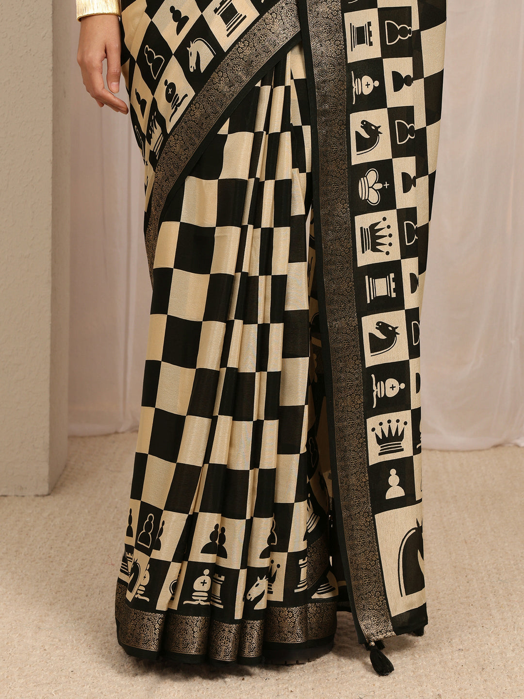 Black Geometric Printed Silk Blend Saree With Unstitched Blouse Piece
