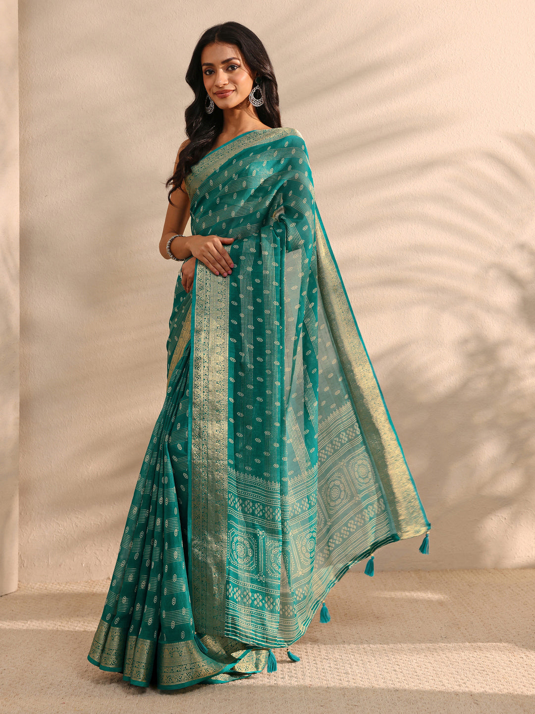 Green Ethnic Woven Silk Blend Saree 
With Unstitched Blouse Piece