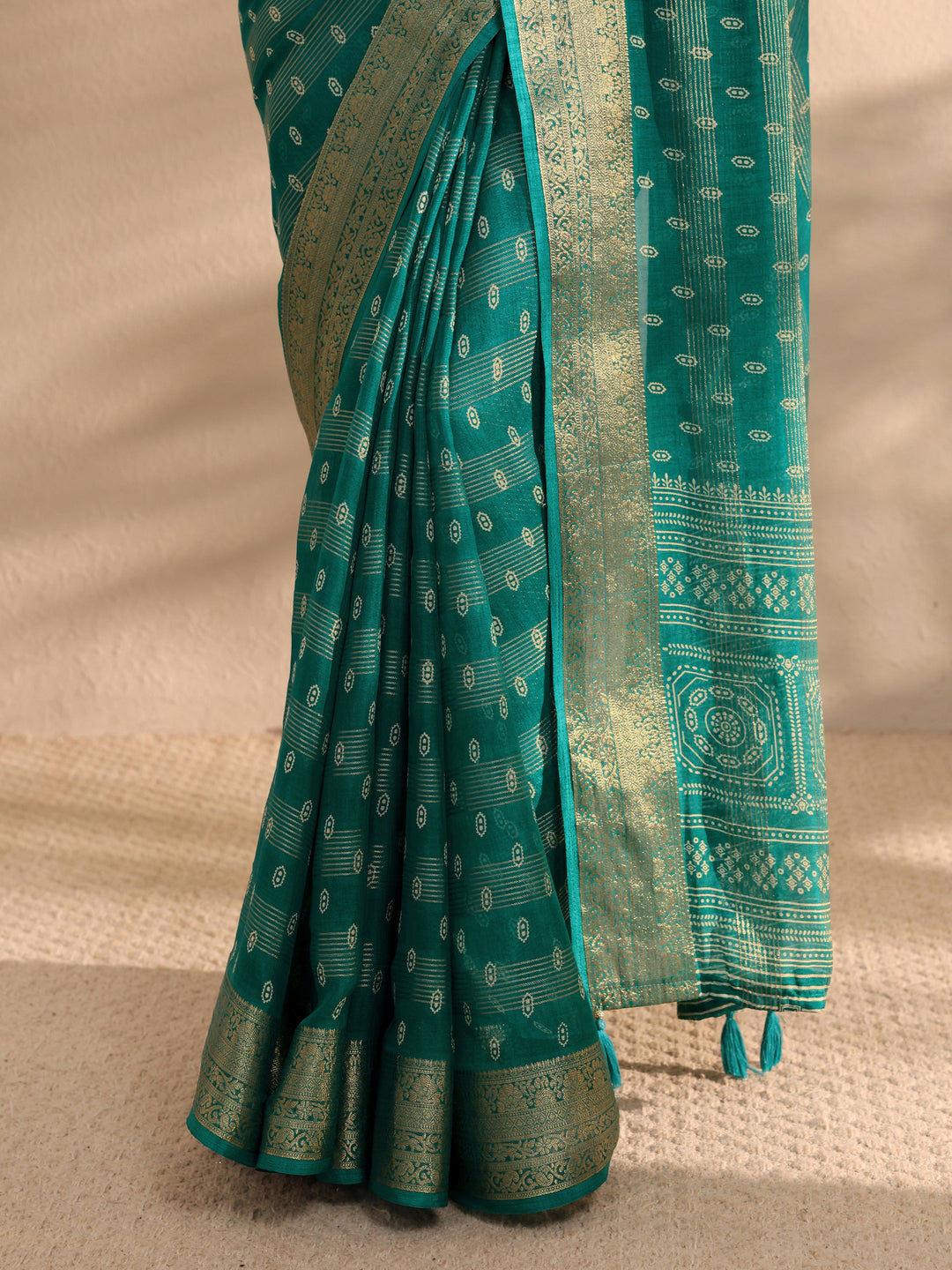 Green Ethnic Woven Silk Blend Saree 
With Unstitched Blouse Piece