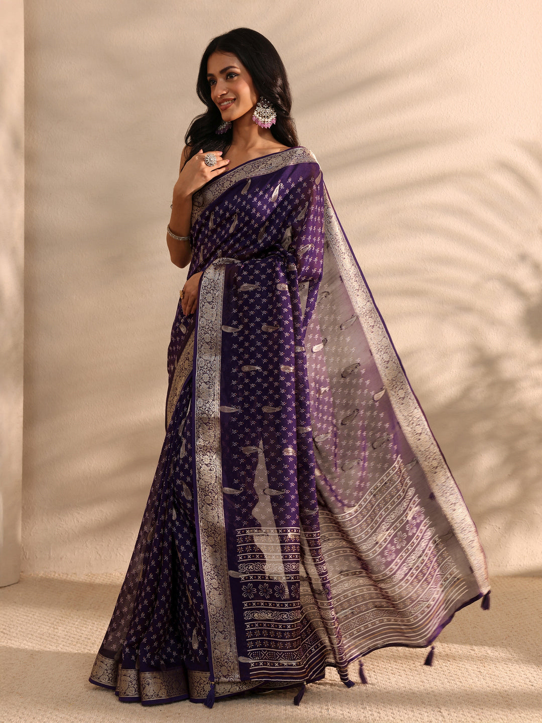 Purple Floral Printed Silk Blend Saree 
With Unstitched Blouse Piece