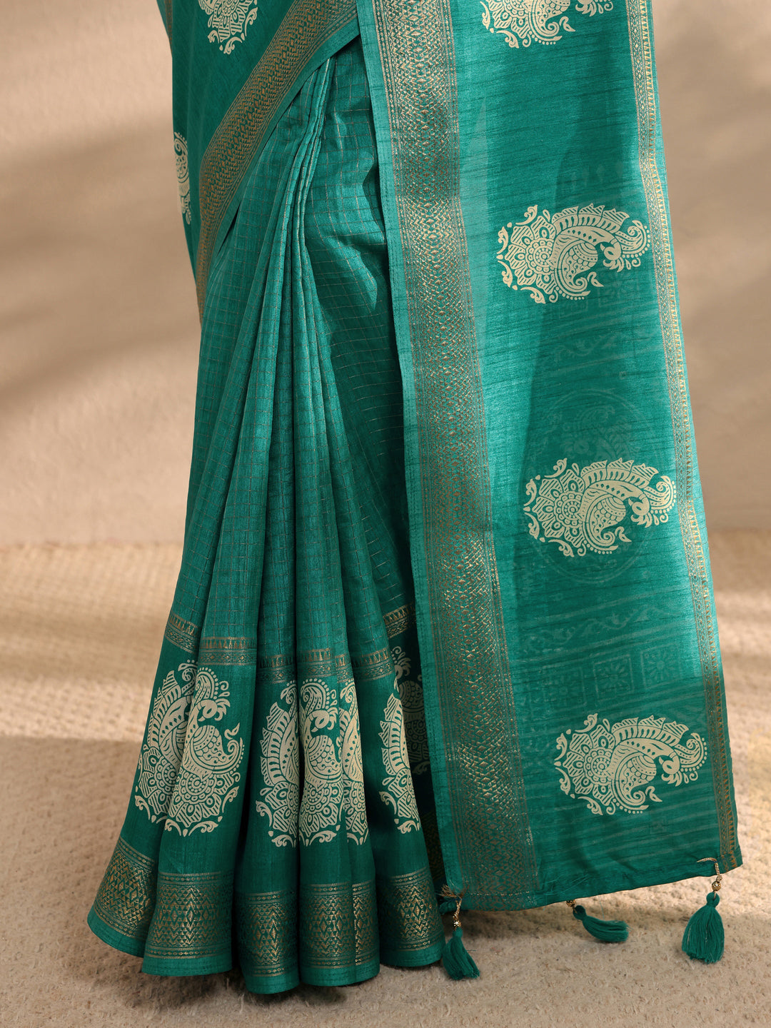 Green Printed Silk Blend Saree 
With Unstitched Blouse Piece