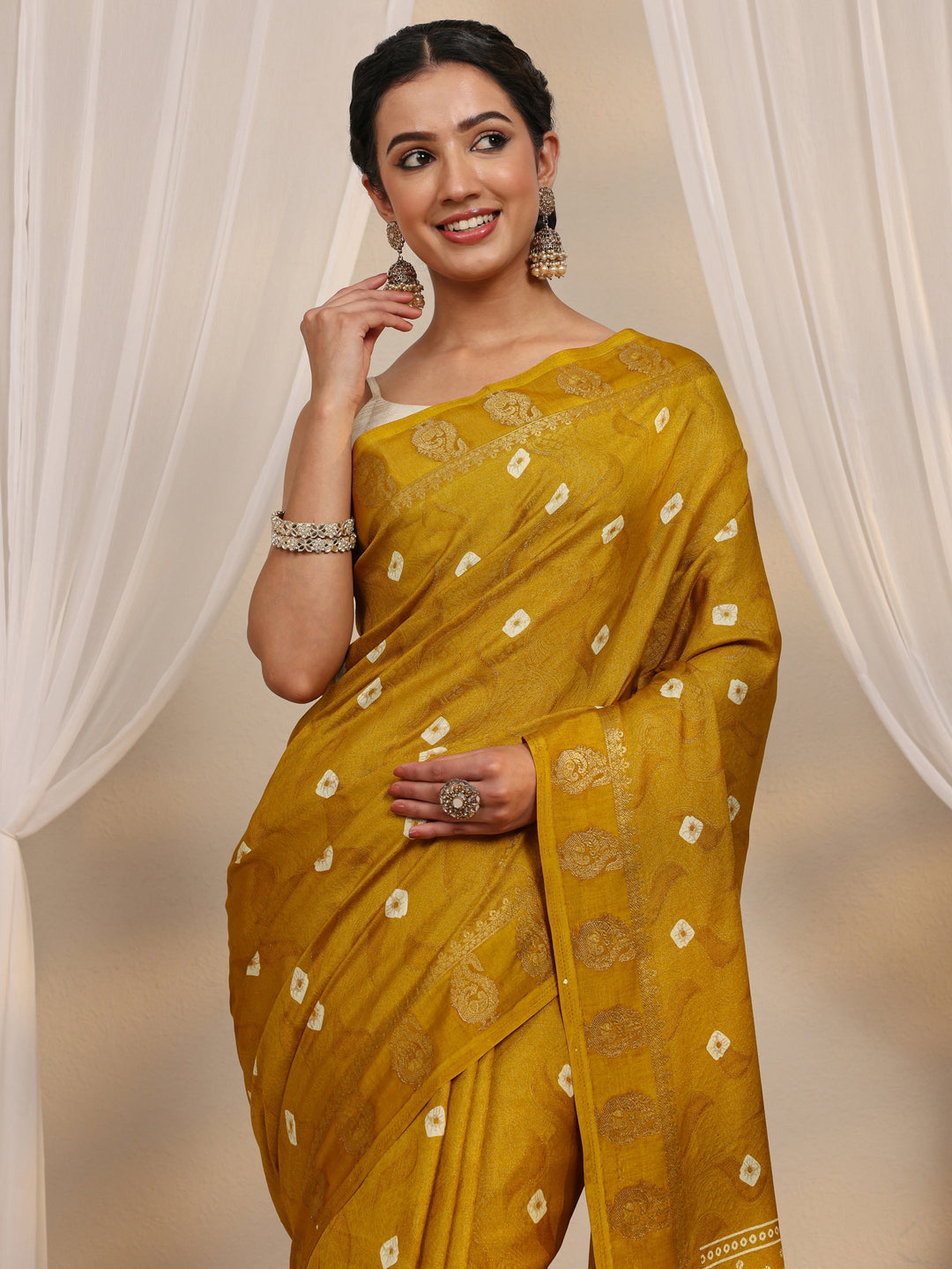 Mustard Bandhani Printed Silk Blend Saree With Unstitched Blouse Piece