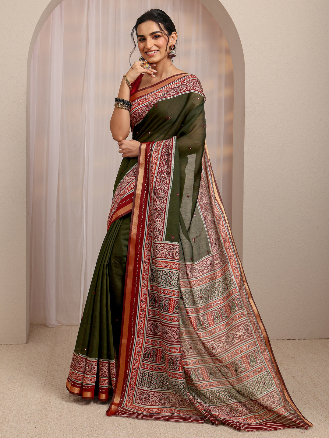 Green Solid Silk Blend Saree With Unstitched Blouse Piece
