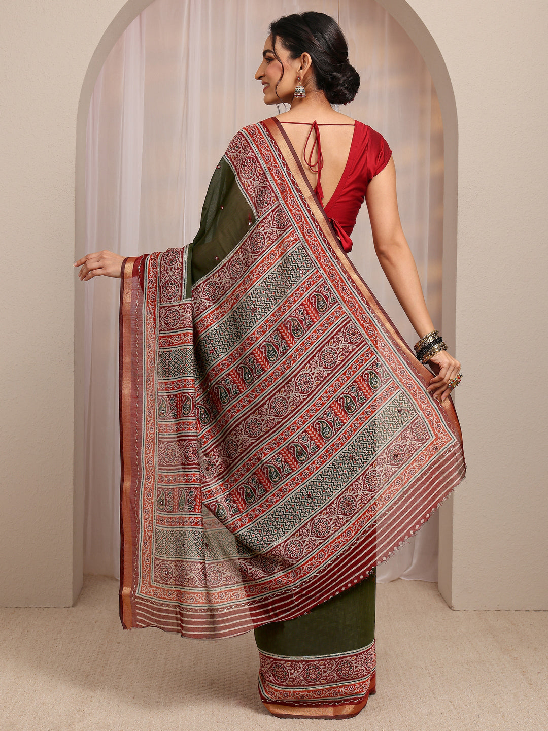 Green Solid Silk Blend Saree With Unstitched Blouse Piece