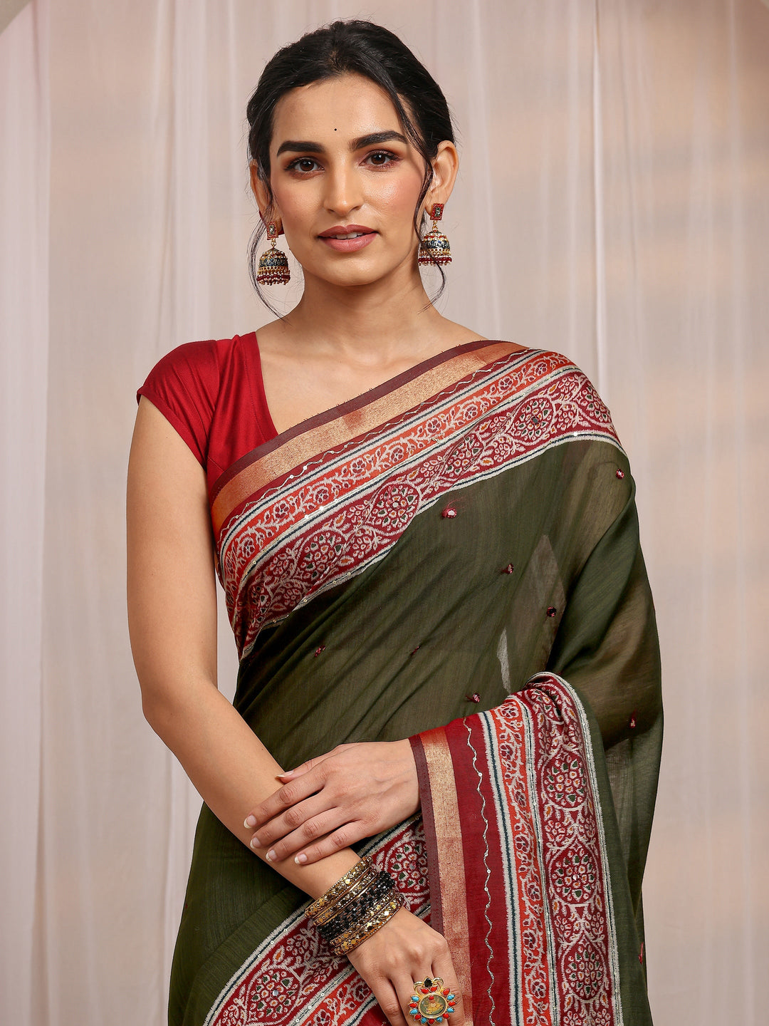 Green Solid Silk Blend Saree With Unstitched Blouse Piece