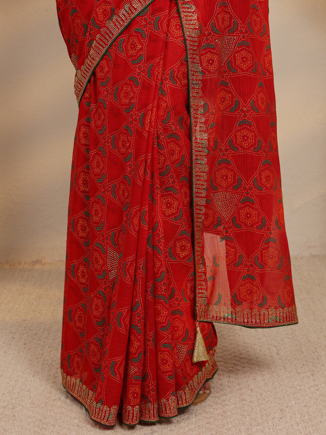 Red Bandhani Printed Silk Blend Saree With Unstitched Blouse Piece