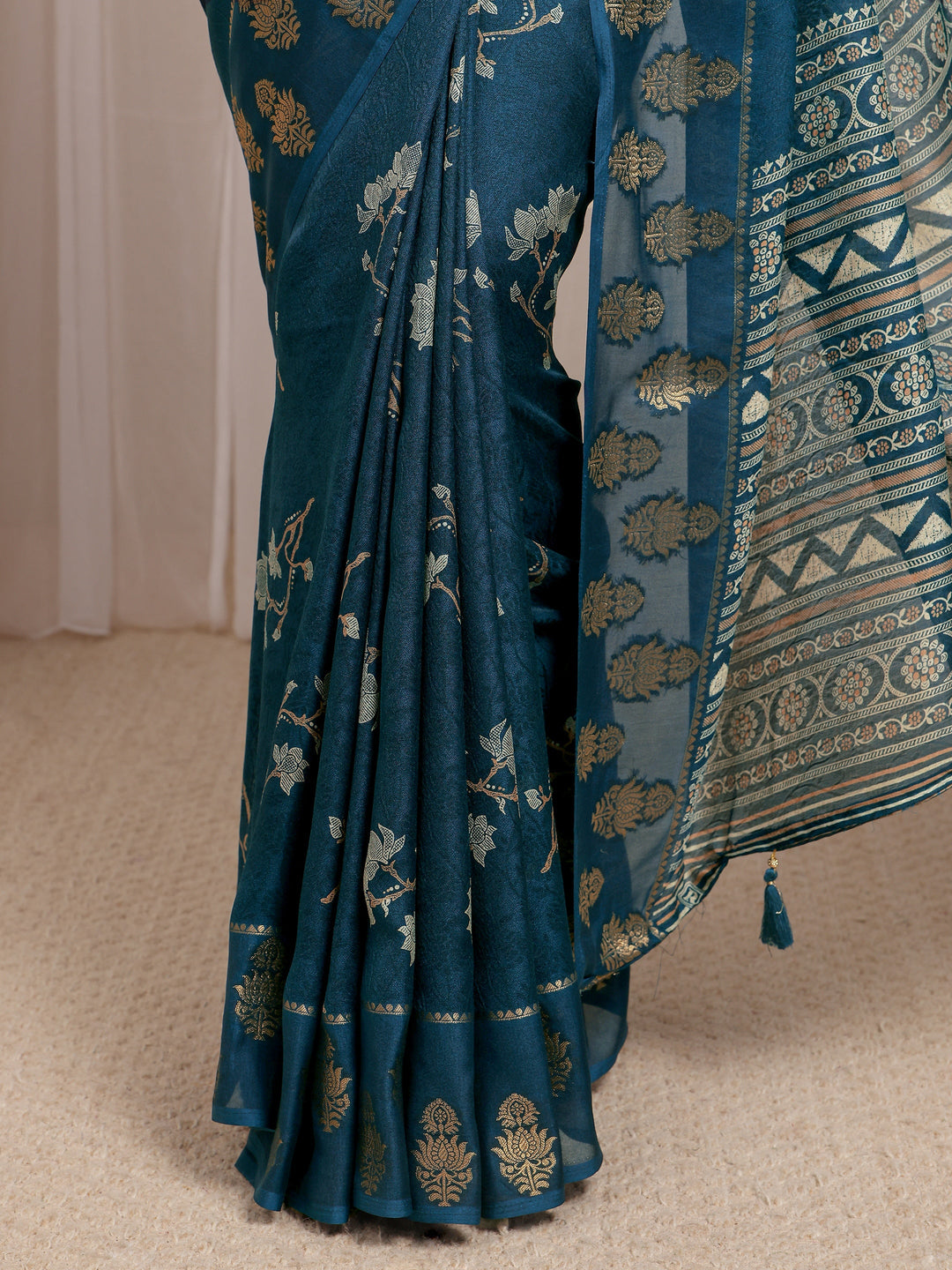 Navy Blue Floral Printed Silk Blend Saree With Unstitched Blouse Piece