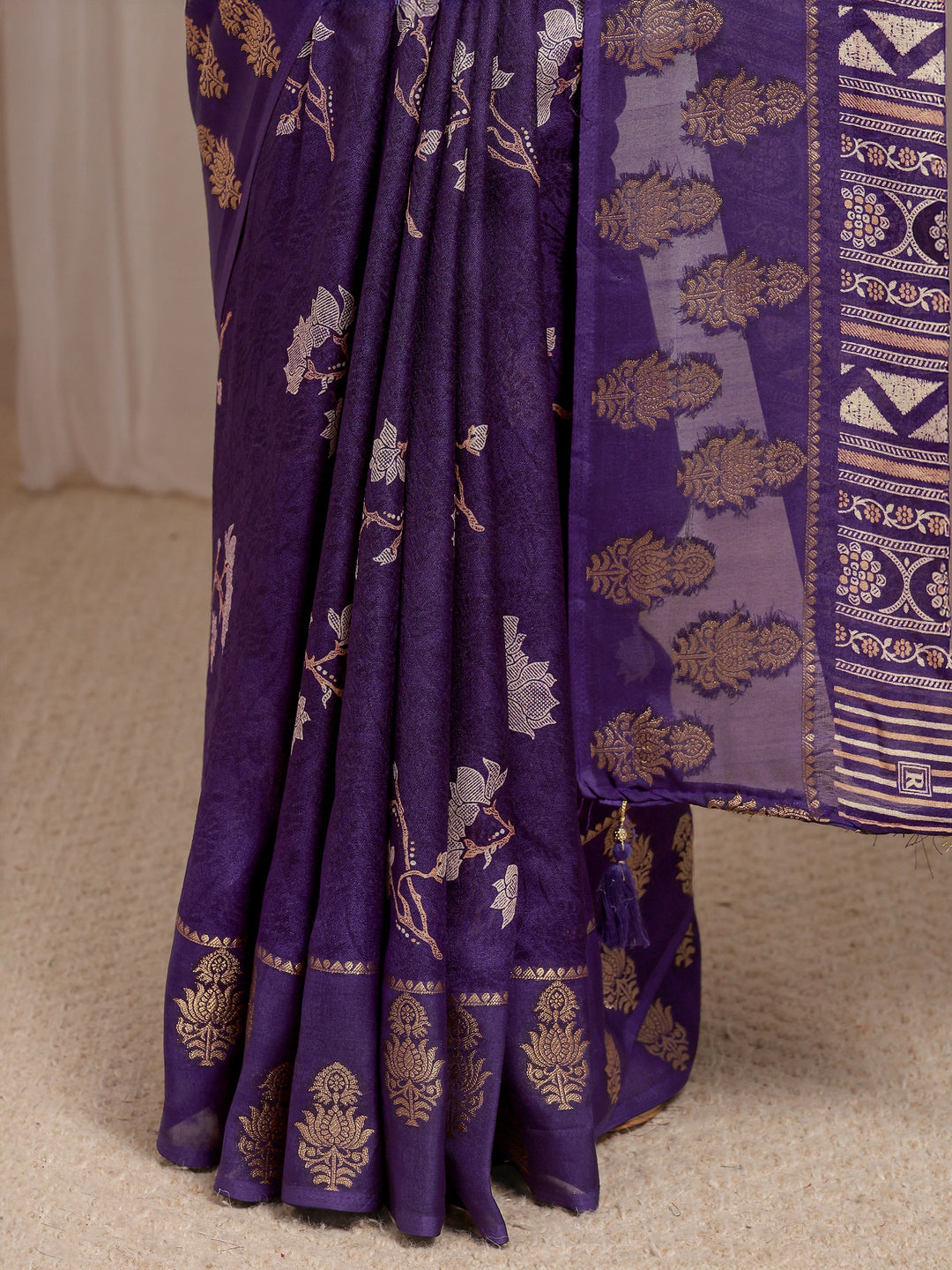 Purple Floral Print Jacquard  Silk Blend Saree 
With Unstitched Blouse Piece