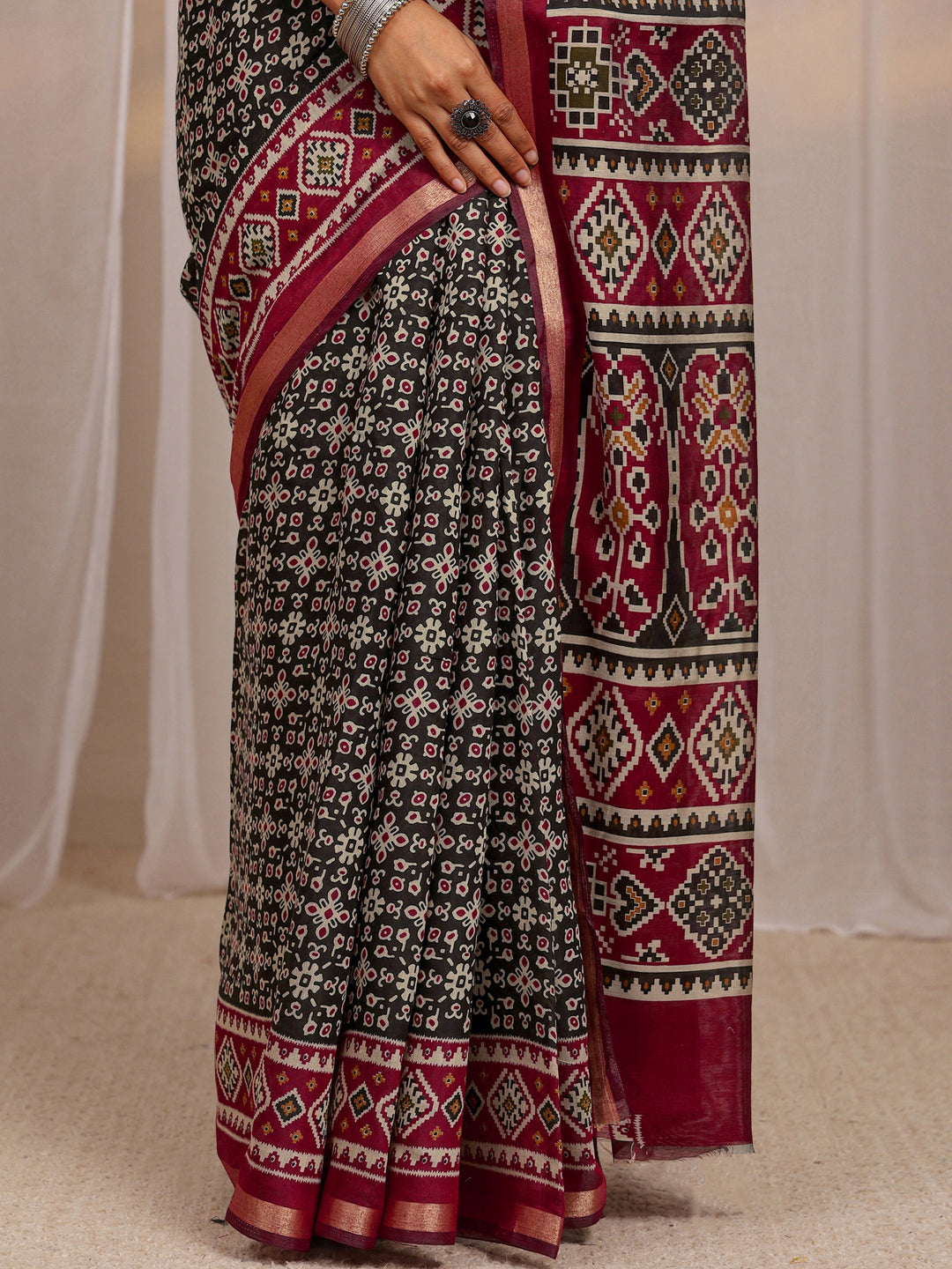 Black Ethnic Motif Printed Silk Blend Saree 
With Unstitched Blouse Piece